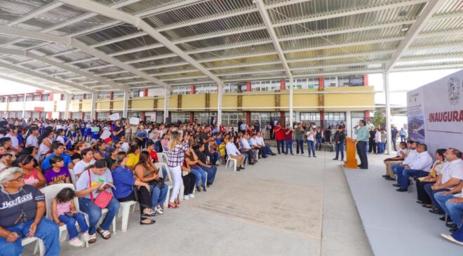 El Alcalde si cumple! Reconocen alumnos de la Secundaria 15 a Carlos Peña Ortiz por techumbre